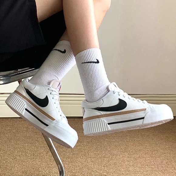 Nike White and Black Women's Sneakers - Picture 2 of 15